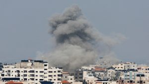 3 شهداء بعد قصف إسرائيلي لشقة سكنية في حي النصر في مدينة غزة