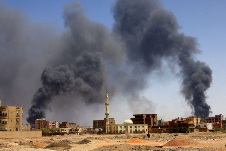 قصف جوي ومدفعي في الخرطوم وعدد اللاجئين يرتفع إلى نحو 200 ألف