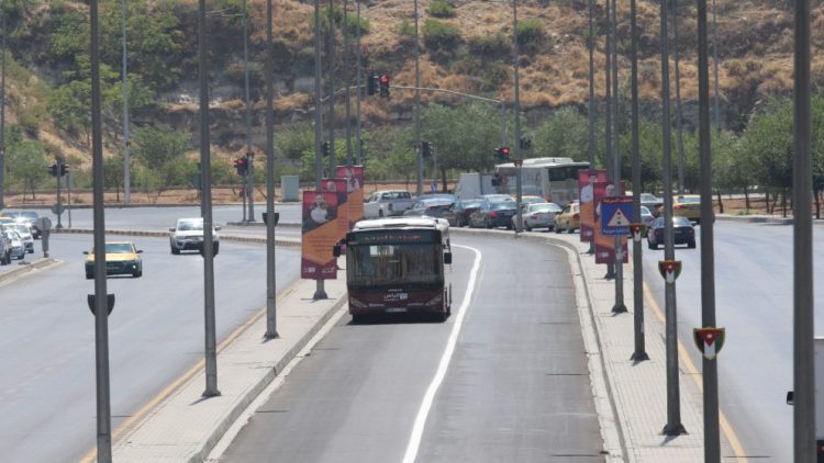 بحث معيقات تواجه أعمال البنية التحتية في مشروع حافلات التردد السريع
