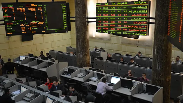 استثمارات وتبرعات بالخارج.. هل تخلى رجال الأعمال عن مصر في أزمتها؟