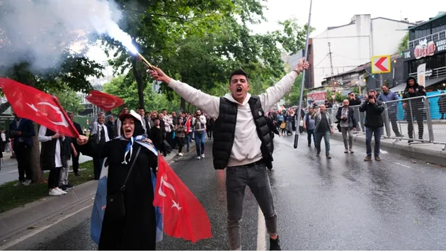 فرحة تعم تركيا بعد فوز أردوغان بالرئاسة (شاهد)