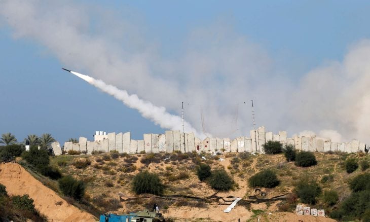 فصائل غزة تجري تجربة صاروخية في إطار تطوير قدراتها العسكرية