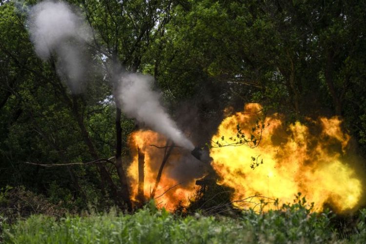 طائرة أوكرانية تشعل حريقا بمصفاة نفط روسية والشيشان تتهيأ للهجوم على دونيتسك
