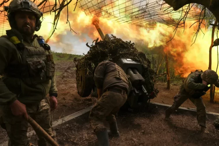 قصف أوكراني أمس السبت بمدفعية هاوتزر على جبهات القتال في بلدة سوليدار بمنطقة دونيتسك