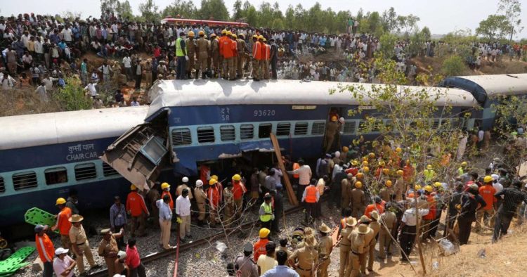 الهند: 50 قتيلا على الأقل في حادث تصادم ثلاثة قطارات