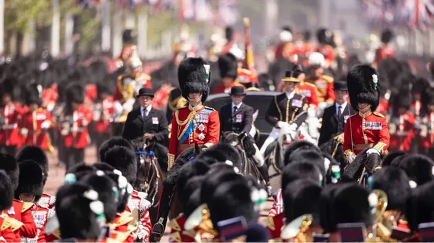 الحر يطيح بجنود بريطانيين خلال تدريبات لعيد ميلاد الملك (فيديو)