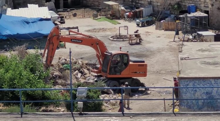 الاحتلال يخطر بوقف العمل في منشآت سكنية بالأغوار الشمالية