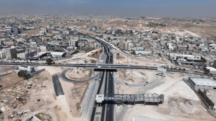 الحكومة تدرج مشروع حافلات التردد السريع كفرصة استثمارية على منصة لها أدرجت وزارة الاستثمار على منصة "استثمر في الأردن" مشروع حافلات التردد السريع (BRT) كفرصة استثمارية في مشاريع الشراكة بين القطاعين العام والخاص، على مساري تشغيل داخل حدود أمانة عمان الكبرى، ومن عمان إلى الزرقاء. وبحسب المنصة؛ سيوفر المشروع حافلات سريعة التردد بين مدينتي عمان والزرقاء، وداخل مدينة عمان والتي تعمل على مسارات منفصلة ومخصصة فقط لهذه الحافلات والتي جرى إنشاء البنية التحتية لها بنحو كامل سابقا. ولفتت المنصة إلى أن حجم الاستثمار المتوقع لمشغل الحافلات، يبلغ 34 مليون دولار، ولمحصل الأجرة 13 مليون دولار، في حين يتراوح معدل العائد الداخلي المتوقع بين 15 إلى 17%. ويتضمن المشروع عقدين من الشراكة، هما شراء الحافلات وتشغيلها وإدارتها وصيانتها، وإدارة وتشغيل نظام النقل وتحصيل الأجرة. وبينت المنصة أن المشروع سيتم تنفيذه من خلال عقدين للشراكة بين القطاع العام والخاص، الأول لمشغل حافلات التردد السريع، بحيث تتم تغطية قيمة عقد مشغل الحافلات عن طريق دفعات يتم احتسابها بناء على عدد الكيلومترات التي قطعتها الحافلة، والتي تخضع جزئيا للخصم على الأداء؛ والرسوم بالكيلومتر للحافلة، والتي ستكون العامل المالي الأساسي للمناقصة، وشراء وتشغيل وصيانة أسطول من حافلات التردد السريع تعمل على المسارات المخصصة للحافلات، وتوظيف وتدريب سائقي الحافلات ومنظمي حركة الحافلات. والثاني عقد تحصيل الأجرة، بحيث تتم تغطية قيمة عقد محصل الأجرة عن طريق حصة صغيرة من إيرادات الأجرة، بالإضافة إلى رسوم ثابتة شهرية، تخضع جزئيا لخصومات الأداء؛ وستكون قيمة الرسوم الثابتة الشهرية المعيار الرئيس لتقديم العطاءات المالية التي سيتم التفاضل بينها لاختيار أفضل عرض، مبينة أن محصل نظام تحصيل الأجرة التلقائي سيتم شراؤه بما فيه البوابات الآلية وأجهزة التحقق، وأجهزة بيع التذاكر، وأجهزة الحاسوب في المحطة، والخوادم المركزية والحواسيب والبرمجيات، وتشغيل صيانة الأجهزة والبرمجيات. وأشارت المنصة إلى أن المركبات الخاصة تشكل أكثر وسائل نقل الركاب انتشارا في المملكة، نظرا لعدم وجود بدائل أخرى مريحة وآمنة، وتؤدي الزيادة المستمرة في معدلات اقتناء هذه المركبات إلى زيادة الآثار البيئية الضارة الناتجة عن التلوث والضوضاء، معتبرة أن توفير هذا النوع من مشاريع النقل سيسهم بشكل كبير في توفير حلول نقل آمنة وذكية ومريحة والحد من الآثار البيئية الضارة التي تتسبب بها وسائل النقل التقليدية والمركبات الخاصة. وأضافت "فيما يتعلق بالواقع الحالي لخدمات النقل العام للركاب، فإن معظم رحلات الحافلات داخل حدود أمانة عمان، ومن عمان إلى الزرقاء غير مجدولة، ولا يوجد نظام محدد ينظم هذه الرحلات، وسيتمكن الركاب من الاستفادة من نظام حافلات التردد السريع عند تنفيذ جميع مراحل المشروع بالكامل". وعددت المنصة جملة من الفوائد والمنافع الاقتصادية للمشروع، إذ سيسهم في تخفيف الازدحامات المرورية الناتجة عن الاعتماد الكبير على السيارات الخاصة، وسيخفض تكاليف تشغيل المركبات، بما في ذلك تكاليف الوقود والتأمين وغيرها، ويخفف أعباء وتكاليف النقل على المواطنين، ويوجد بيئة استثمارية جاذبة تشجع الشركات الإقليمية والدولية على إنشاء مكاتب وفروع في الأردن، ويشجع السياحة في الأردن بتوفير شبكات نقل متطورة تساعد على تسهيل حركة السياح، ويقلل وقت التنقل، خاصة بالنسبة للموظفين، ما يسهم في زيادة الإنتاجية والكفاءة. وعلى صعيد الفوائد البيئية، سيخفض المشروع فواتير الطاقة، ويقلل الانبعاثات الناجمة عن عوادم المركبات، ويسهم في تقليل الإصابات والوفيات الناجمة عن حوادث المرور، ويحافظ على البيئة العمرانية للمدينة بما فيها البنية التحتية للمشاة والأماكن العامة. وقالت المنصة، إن من عوامل نجاح المشروع، تمتع الأردن بشبكة طرق حديثة وإمكانيات كبيرة لتعزيز شبكات النقل، وخاصة النقل البري العام، واهتمام رؤية التحديث الاقتصادي في الأردن بقطاع النقل والخدمات اللوجستية كقطاعات ذات قيمة مضافة عالية، حيث تم إعطاء الأولوية لتعزيز البنية التحتية وتبسيط التشريعات لتمكين حركة وتنقل الأشخاص والبضائع بكفاءة، واعتبار عمان والزرقاء مراكز رئيسة وحيوية في المملكة، وامتلاك الأردن قوى عاملة متعلمة ومهارات وكفاءات متقدمة في السوق، مع التركيز على البحث والابتكار والتدريب. وأشارت إلى عدد من الأمور المتوقعة من المستثمر، منها شراء وتشغيل وصيانة أسطول الحافلات وشراء نظام لتحصيل الأجرة التلقائي (AFCS)، وتوفير خدمات النقل الذكي من خلال شراء أجهزة الحاسوب الموجودة على متن حافلات التردد السريع، وأجهزة الحاسوب ومكبرات الصوت والأنظمة الصوتية في المحطة وأجهزة الاتصالات الخلوية وأنظمة تحديد المواقع وكاميرات المراقبة والإنذار وغيرها، بالإضافة إلى تشغيل وصيانة الأجهزة والبرمجيات، بما في ذلك جدولة مواعيد عمل الحافلات. وتابعت ومنها أيضا توفير ضمان وصول شبكة الاتصالات والمياه والطاقة، بالإضافة إلى شراء معدات المحطة الخاصة بالتنظيف والأمن والحماية وأمور البستنة، وتوفير خدمات النظام الكهروميكانيكي من خلال شراء وصيانة المصاعد والسلالم المتحركة والأبواب في المحطات، وتوفير خدمات مساعدة للركاب في الموقع وخارجه، بما في ذلك إعداد وصيانة وتشغيل الموقع الإلكتروني وتطبيق الهاتف النقال ومركز الاتصال وخدمة المفقودات، وتجهيز حملات إعلانية على حافلات التردد السريع والمحطات الطرفية والعاملة وتقديم الخدمات التجارية فيها مثل تأجير الأكشاك، وإدارة حسابات تحصيل الأجرة بشكل مضمون وتوزيع الأموال على جميع الأطراف المعنية، كما هو منصوص عليه في العقد. وذكرت المنصة أن نحو 54% من سكان الأردن الذين تزيد أعمارهم عن 15 عاما يقيمون في محافظتي عمان والزرقاء، فيما يشكل حجم العاملين في مدينتي عمان والزرقاء ما نسبته 53% من إجمالي حجم العاملين في المملكة. وقدرت حجم سوق النقل العام بين عمان والزرقاء ما يعادل 134 مليون دولار سنويا، مشيرة إلى وجود 26 جامعة و61 مستشفى في عمان والزرقاء، فيما يوجد حوالي 60% من المؤسسات الأردنية في عمان والزرقاء.