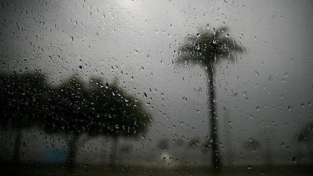 أمطار غزيرة وسيول تغمر مناطق في مكة المكرمة (شاهد)