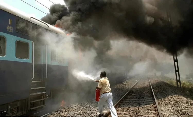 كوب شاي يودي بحياة 9 أشخاص داخل عربة قطار في الهند (شاهد)