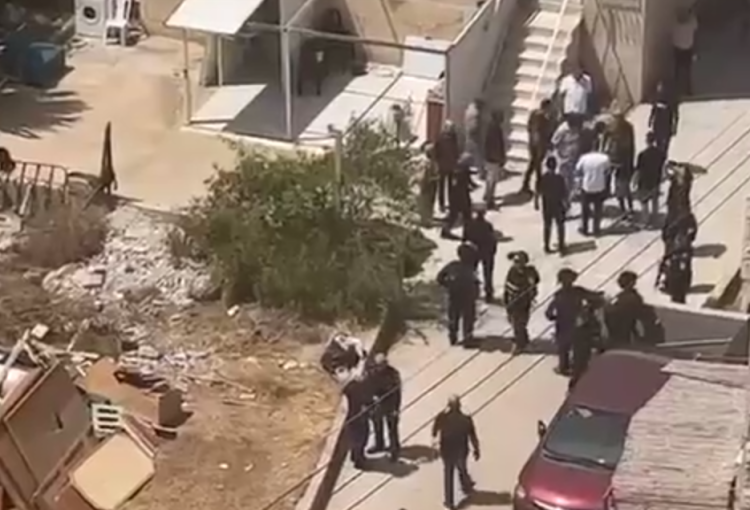 القدس: الاحتلال يخطر بهدم 9 منازل ويعتدي على بيت عزاء شهيد
