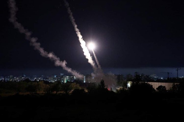 ردًا على تدمير برج سكني.. القسام تقصف تل أبيب بـ 150 صاروخ