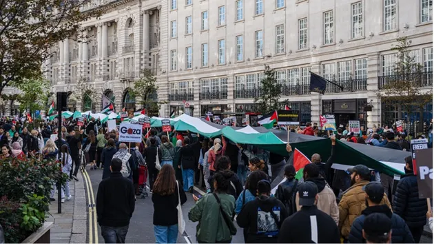 وزيرة داخلية بريطانيا تهاجم "مسيرات فلسطين" وتلوح بتعديل قانون التظاهر