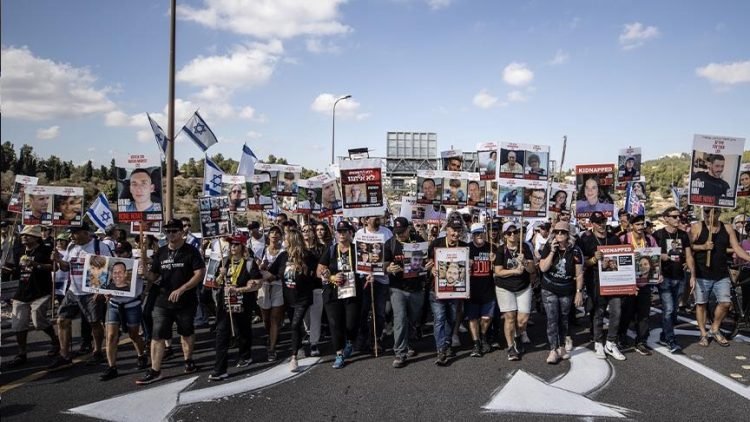  أهالي الأسرى “الإسرائيليين” في مسيرة تتجه نحو مكتب نتنياهو %D8%A7%D8%B3%D8%B1%D9%89--750x422