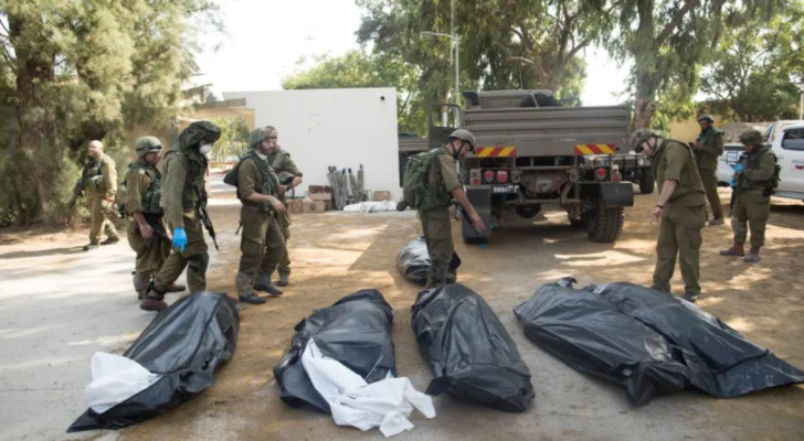 إعلام عبري: اعتقال صحفي شهير تحدث عن مشاهدة عشرات الجثث المكدسة للجنود