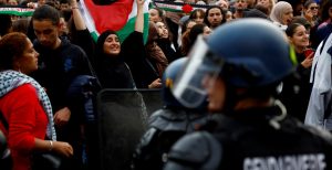 فرنسا تقرر ترحيل ناشطة فلسطينية بسبب خطاباتها الداعمة للقضية