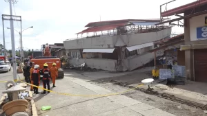 زلزال بقوة 7.6 درجات في الفلبين وتحذير من تسونامي