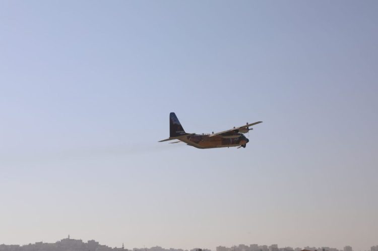 القوات المسلحة ترسل طائرة مساعدات إغاثية إلى غزة