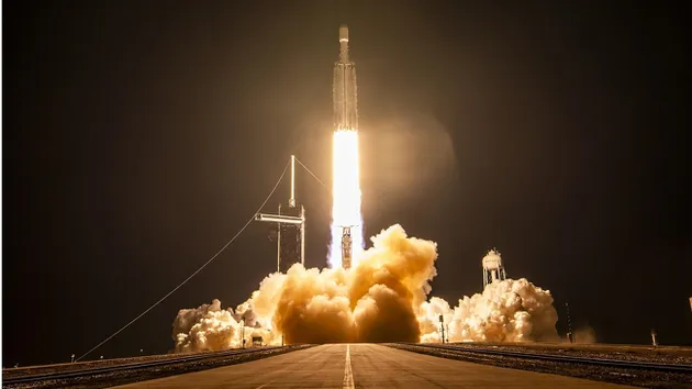 سبيس إكس تطلق صاروخ "فالكون هيفي" لنقل مسيرة أمريكية بمهمة بحثية في الفضاء