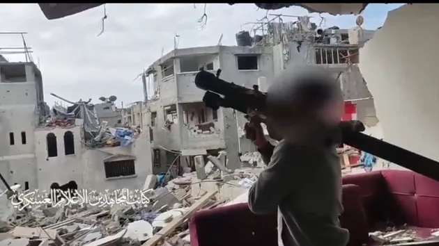 "كتائب المجاهدين" تبث مشاهد توثق استهدافها مروحية إسرائيلية في غزة (شاهد)