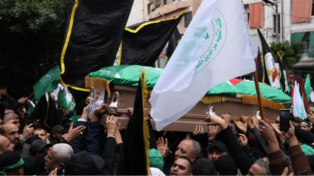 حشود كبيرة تشيع جثمان الشهيد العاروري إلى مقبرة الشهداء في بيروت (شاهد)