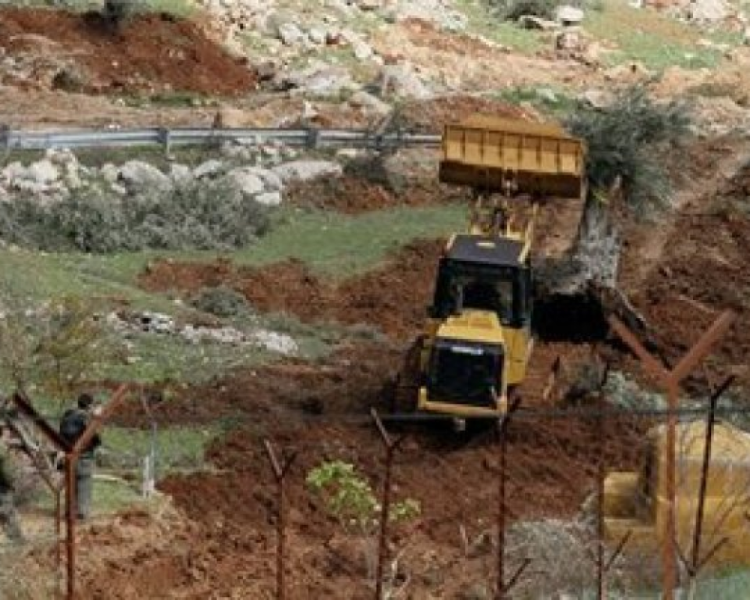 مستوطنون متطرفون يجرفون أراضي الفلسطينيين في الخليل