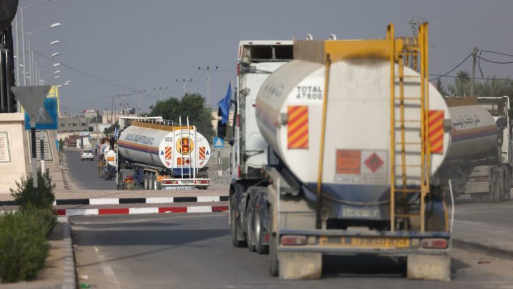 عبور 90 شاحنة مساعدات إنسانية و4 شاحنات وقود إلى غزة