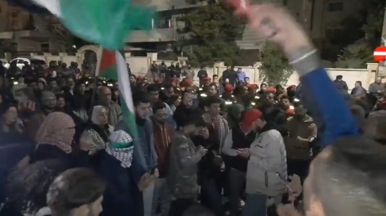 اعتصام حاشد قرب السفارة الألمانية رفضا لانحيازها لعدوان الاحتلال على غزة (شاهد)