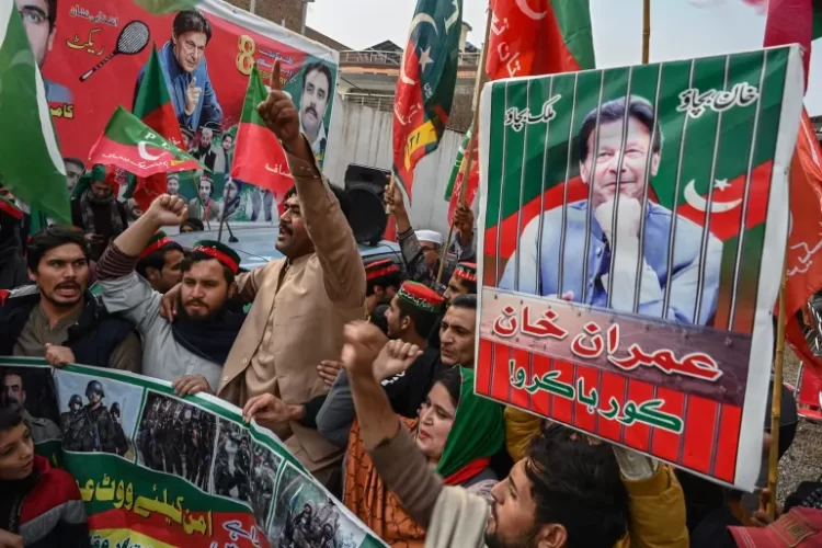 أنصار عمران خان يتصدرون انتخابات باكستان والجيش يدعو للقطيعة مع "الفوضى"