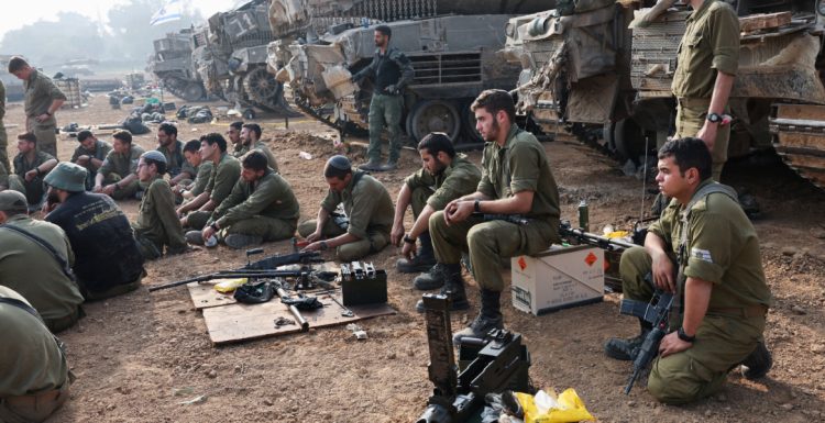 فوضى عارمة.. جنرال إسرائيلي: عشرات الدبابات المعطوبة عالقة ولا يوجد من يصلحها