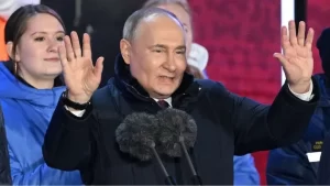 بوتين يخاطب أنصاره من الساحة الحمراء بعد فوزه.. ويهتف "تحيا روسيا" (شاهد)