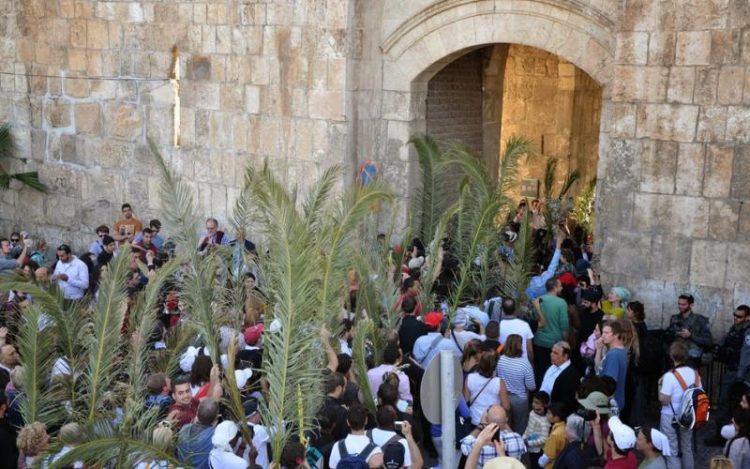 الاحتلال يحرم آلاف المسيحيين من الوصول إلى القدس في أحد الشعانين