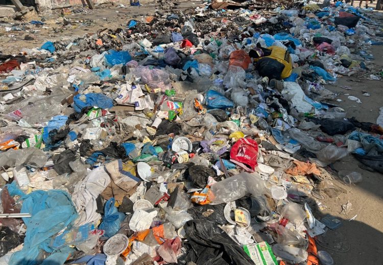 بلدية غزة تحذر من كارثة بيئية لمنع الاحتلال طواقمها من الوصول لمكب النفايات الرئيس