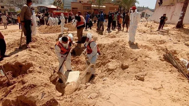 اكتشاف مقبرتين جماعيتين بساحة مستشفى ناصر بخانيونس.. جثث بلا رأس (شاهد)