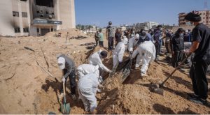 العثور على 3 مقابر جماعية بمجمع ناصر الطبي في غزة