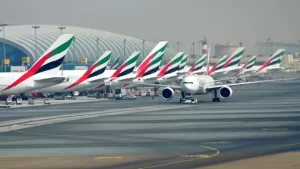 مطار دبي يعلن عودته إلى العمل بعد تعطله بسبب أزمة الأمطار