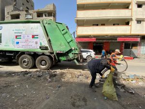 "العليا للإعمار" تنفذ مشروع تجميع وترحيل النفايات الصلبة من شوارع وطرقات مدينة غزة (صور)