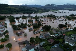 ارتفاع ضحايا الفيضانات في البرازيل إلى 56 وفاة و67 مفقودا