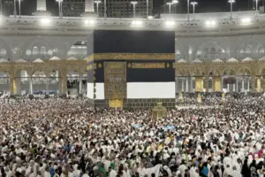 آلاف الحجاج يتوافدون على مكة المكرمة وتحذيرات من الحر