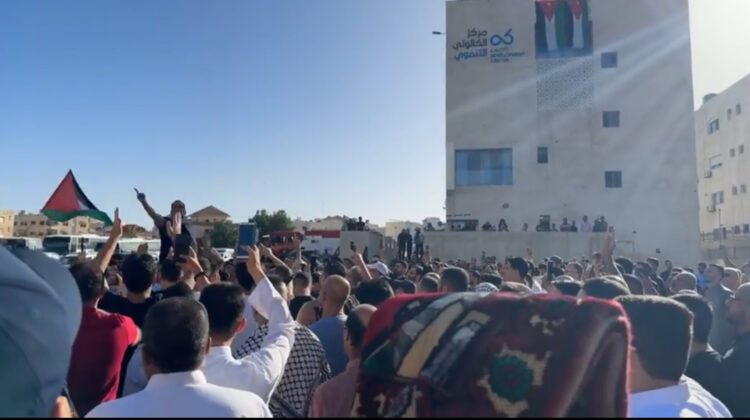 "عيدنا بانتصار غزة".. وقفات تضامنية بعد صلاة العيد قرب السفارة وفي جبل التاج (شاهد)