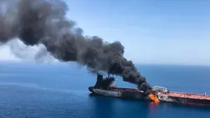مشاهد لهجوم الحوثيين على سفينة "توتور".. اصطدم بها زورق مفخخ (شاهد)