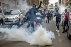 10 قتلى واقتحام للبرلمان خلال احتجاجات واسعة في كينيا والرئيس يتوعد